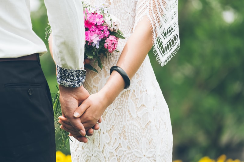 3 Signs That Someone You’re Dating Is Married