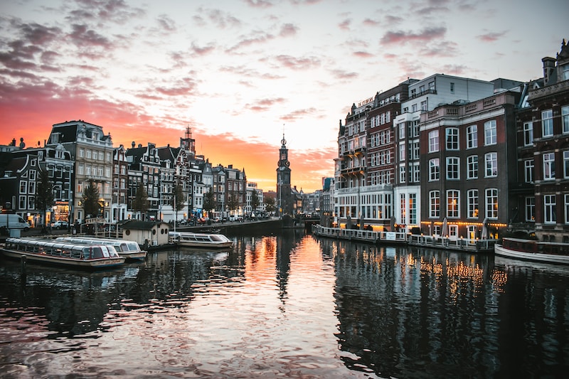 Exploring Amsterdam’s Romantic Canals: A Dating Guide
