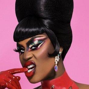 Shea Coulee dating "today" profile