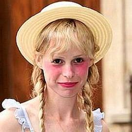 Petite Meller dating "today" profile